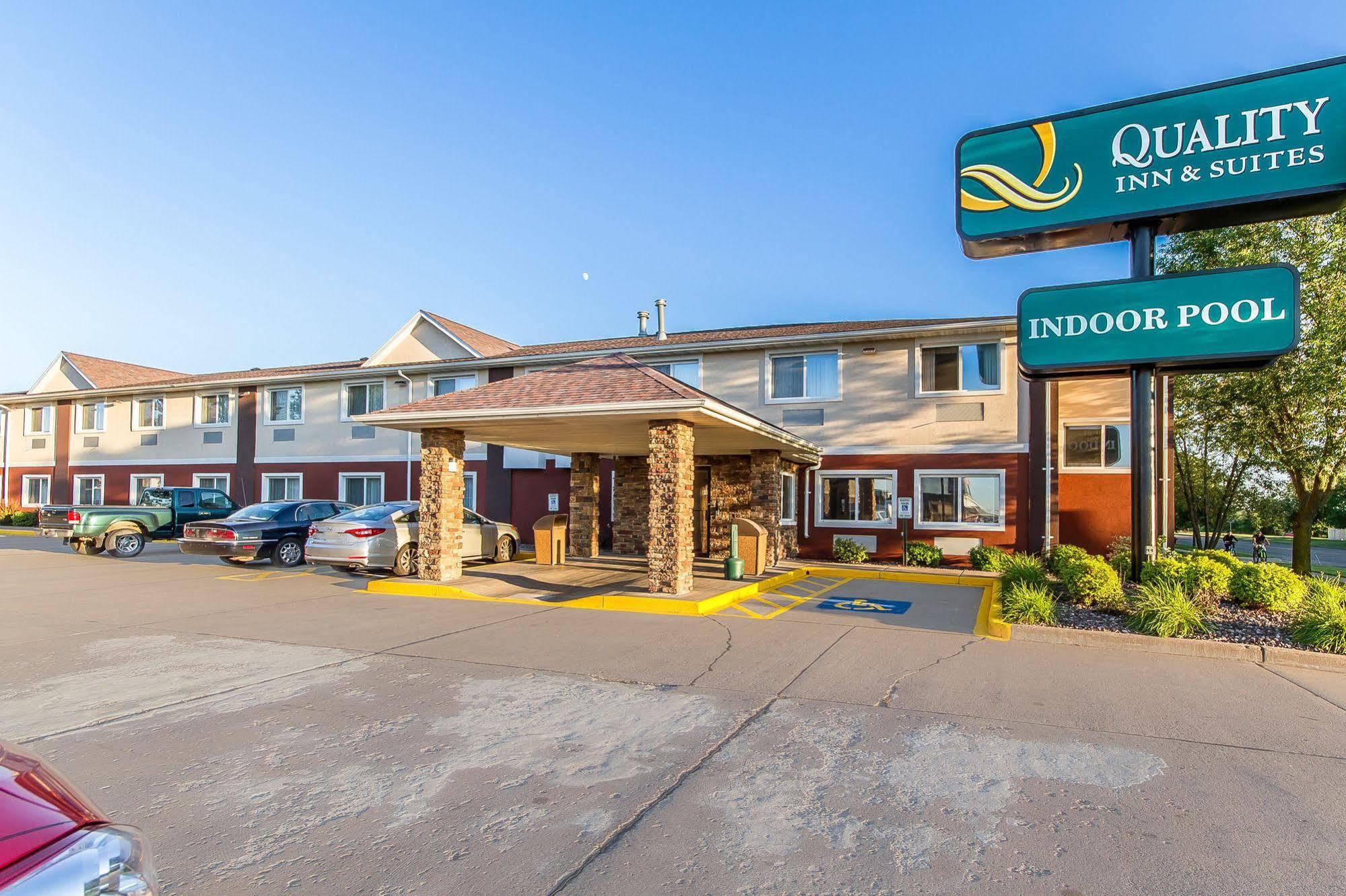 Quality Inn & Suites Eau Claire Exterior photo